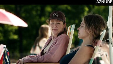 Sydney Sweeney and Julianne Moore in Echo Valley