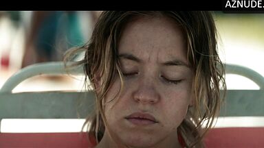 Sydney Sweeney and Julianne Moore in Echo Valley