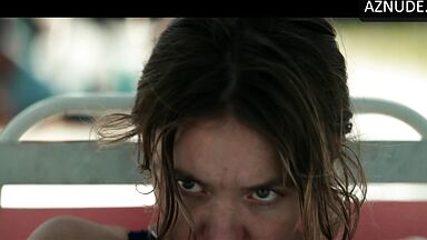 Sydney Sweeney and Julianne Moore in Echo Valley