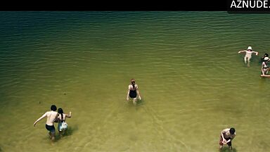 Sydney Sweeney and Julianne Moore in Echo Valley