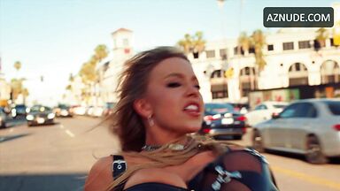 Sydney Sweeney Sexy in Angry