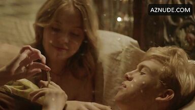 Sydney Sweeney undressing in Vikes