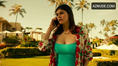 Alexandra Daddario in bikini